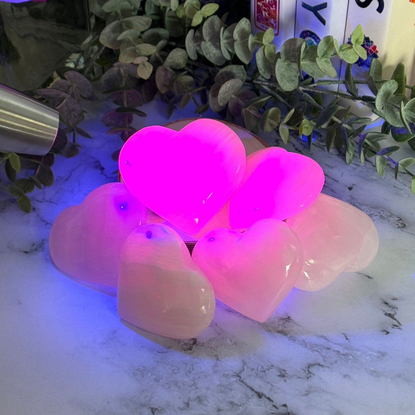 Mangano Calcite Hearts (UV Reactive)