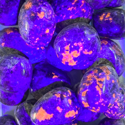One (1) Premium Quality Yooperlite Tumble from Michigan (UV Reactive)